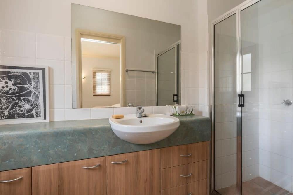 3 Bdrm 2 Bthrm House Close To Canberra Cbd & Anu Exteriör bild