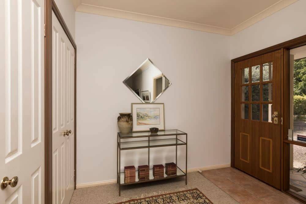 3 Bdrm 2 Bthrm House Close To Canberra Cbd & Anu Exteriör bild