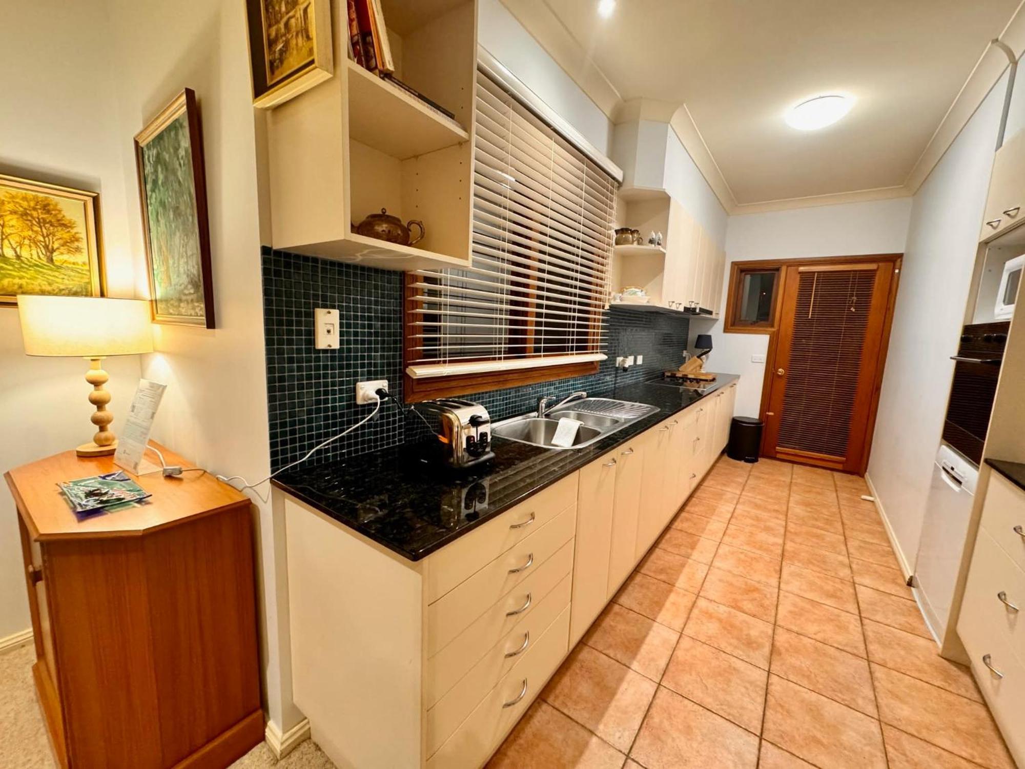 3 Bdrm 2 Bthrm House Close To Canberra Cbd & Anu Exteriör bild